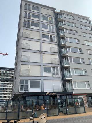 Appartement op de zevende verdieping met frontaal zeezicht!Bestaat uit inkomhal met vestiaire, woonkamer met ingerichte keuken, volledig vernieuwde...