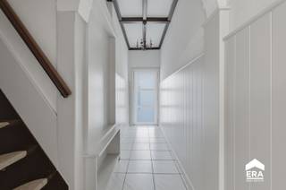 <p>Te koop: verrassend ruime gesloten woning in Roeselare, op de stadsrand en nabij scholen, openbaar vervoer en invalswegen.</p>
<p> </p>
<p>Deze woning biedt een comfortabele indeling met 4 slaapkamers, een tuin van 140 m² en een garage. Dankzij de conforme elektrische keuring en het ontbreken van renovatieplicht is het pand volledig instapklaar. Bovendien zorgen zonnepanelen en een zonneboiler voor een energiezuinige leefomgeving.</p>
<p> </p>
<p>Belangrijkste ruimtes:<br />• Ruime Woonkamer met aangename lichtinval<br />• Keuken met praktische indeling<br />• Badkamer met basisvoorzieningen<br />• 4 ruime slaapkamers, ideaal voor een gezin<br />• Veranda<br />• Garage en aparte wasplaats<br />• Kelder voor extra opslag<br />• Tuin (140 m²) met tuinhuis</p>
<p> </p>
<p>Troeven:<br />• Verrassend ruime woning met tuin, garage en 4 slaapkamers.<br />• Instapklaar: geen renovatieplicht en conforme elektrische keuring.<br />• Zonnepanelen en zonneboiler aanwezig.</p>
<p> </p>
<p>Neem vandaag nog contact op met je ERA-makelaar voor een bezoek.</p>
<p> </p>
<p>JOUW DROOMHUIS. ZO GEVONDEN!</p>