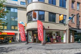 Ruim handelsgelijkvloers van 377 m² op toplocatie in het centrum van Halle!<br /><br />Op zoek naar een ruime handelsruimte op een uitstekende commerciële locatie? Dit strategisch gelegen handelsgelijkvloers van maar liefst 377 m² bevindt zich op de Beestenmarkt, in de belangrijkste winkelstraat van Halle. Dankzij de centrale ligging en de passage geniet het pand van een uitstekende zichtbaarheid.<br /><br />Het gelijkvloers is momenteel ingericht als winkelruimte en biedt dankzij de royale oppervlakte tal van mogelijkheden voor verschillende commerciële activiteiten. Naast de ruime en volledig ingerichte winkel beschikt het pand over een praktische stockageruimte, een afzonderlijke keukenruimte en sanitaire voorzieningen.<br /><br />De combinatie van de grote oppervlakte, functionele indeling en centrale ligging maakt dit handelspand bijzonder interessant voor ondernemers die op zoek zijn naar een commerciële ruimte in het hart van Halle.<br /><br />Indeling gelijkvloers (377 m²):<br /><br />- Ruime, volledig ingerichte winkelruimte<br />- Stockage<br />- Keukenruimte<br />- Sanitaire voorzieningen<br /><br />Een interessante opportuniteit voor wie zijn handelszaak wil vestigen op een strategische en goed zichtbare locatie in het commerciële centrum van Halle.
