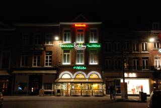 <p><span>Het volledige handelspand van "de Venise" is op zoek naar een trotse, nieuwe eigenaar. Voor ons is dit alvast het knapste, meest memorabele pand van de Grote Markt. Bovendien is het erg centraal in het midden van de Markt gelegen. Het werd rond de jaren '90 volledig uitgebroken waardoor er achter de historische gevel een structureel perfect gebouw schuil gaat, met lift en terras aan de achterzijde van de boven gelegen woning. De woning strekt zich nu uit over eerste, tweede en derde verdiep, maar opdeling in 2 of 3 appartementen moet haalbaar zijn. Tevens is het pand volledig onderkelderd (deels toiletten en deels technieken). De horecaruimte is ook erg uniek, met de mezzanine  op het tussenverdiep en erg hoge plafonds in het voorste gedeelte. Voor wie wil opstarten, is de zaak zelfs gebruiksklaar.</span></p><p><span>Kortom, een toppand voor elke horeca-uitbater of investeerder!</span></p>