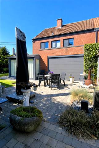 Instapklare gezinswoning met 4 slaapkamers, garage en zonnige tuin<br />Bent u op zoek naar een ruime woning op een rustige locatie? Dan is deze charmante halfopen bebouwing op een perceel van 371 m² zeker een bezoek waard. <br />Bij het binnenkomen valt meteen de aangename lichtinval op. De ruime leefruimte vormt samen met de open keuken en eetkamer het hart van de woning. Dankzij de grote raampartijen geniet u hier van een open gevoel en een prachtig zicht op de tuin. De recente, volledig uitgeruste keuken beschikt onder meer over een dubbele spoelbak, oven, microgolfoven en inductiekookplaat met dampkap. <br />Op de eerste verdieping bevinden zich drie volwaardige slaapkamers, een verzorgde badkamer met dubbele lavabo, douche en toilet, en een extra kamer die perfect dienst kan doen als bureau, dressing of bergruimte. Via een vaste trap bereikt u de volledig geïsoleerde zolderverdieping. Deze ruimte biedt tal van mogelijkheden als vierde slaapkamer of hobbyruimte. Dankzij de reeds aanwezige sanitaire voorzieningen bestaat de mogelijkheid om een tweede badkamer te creëren.<br />Praktisch comfort is gegarandeerd dankzij de inpandige garage met plaats voor een wagen en aansluitingen voor wasmachine en droogkast. De aanwezige vaatwasmachine blijft behouden. De ruime oprit biedt parkeergelegenheid voor drie extra voertuigen. <br />Ook buiten is het heerlijk vertoeven. De volledig omheinde, onderhoudsvriendelijke tuin geniet van een zonnige ligging en beschikt over een gezellig terras. De woning is uitgerust met centrale verwarming op aardgas en een gezellige houtkachel in de woonkamer. PVC-ramen met dubbele beglazing zorgen voor extra wooncomfort en energiezuinigheid. <br />Gelegen in een woongebied met landelijk karakter combineert deze woning rust met een uitstekende bereikbaarheid. <br />Wij organiseren twee bezoekmomenten waarop u de woning vrijblijvend kunt bezichtigen: <br />🏡 Vrijdag 26 juni van 18u tot 21u<br />🏡 Woensdag 1 juli van 10u tot 18u<br />📞 Reserveer uw bezoek via +32 491552247