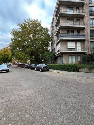 Ondergrondse autostaanplaats nr 27 te koop, gelegen aan het Bischoppenhofpark, nabij het Antwerp stadion, inrit via automatische poort.  ...