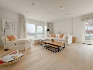 Appartement d'angle magnifique avec terrasses spacieuses dans le domaine exclusif Tennis Garden. Cet appartement aménagé de façon intemporelle offre trois grandes terrasses avec une vue splendide sur les magnifiques jardins du domaine et le Royal Zoute Tennis Club. Depuis la cuisine, on a également une vue sur la mer. L'appartement est fini avec des matériaux de la plus haute qualité et équipé de toutes les commodités modernes, telles qu'un ascenseur arrivant directement dans l'appartement, un système d'alarme, et la domotique.<br />Disposition : Hall d'entrée avec toilettes pour invités. Vaste et lumineuse pièce de vie comprenant une cuisine ouverte équipée de tout le confort, adjacente à la salle à manger donnant sur la première terrasse. Salon cosy donnant sur la deuxième terrasse orientée au sud. Chambre principale avec placards intégrés et salle de bains, également donnant sur la deuxième terrasse. Deuxième et troisième chambres à coucher complètes avec placards intégrés donnant sur la troisième terrasse. Salle de douche communicante. Buanderie séparée prévue pour une machine à laver et un sèche-linge. Inclus : cave privative dans la résidence. Possibilité d'acheter une place de parking dans la résidence. Le domaine dispose de beaux jardins paysagers et d'une piscine intérieure commune pour les résidents.