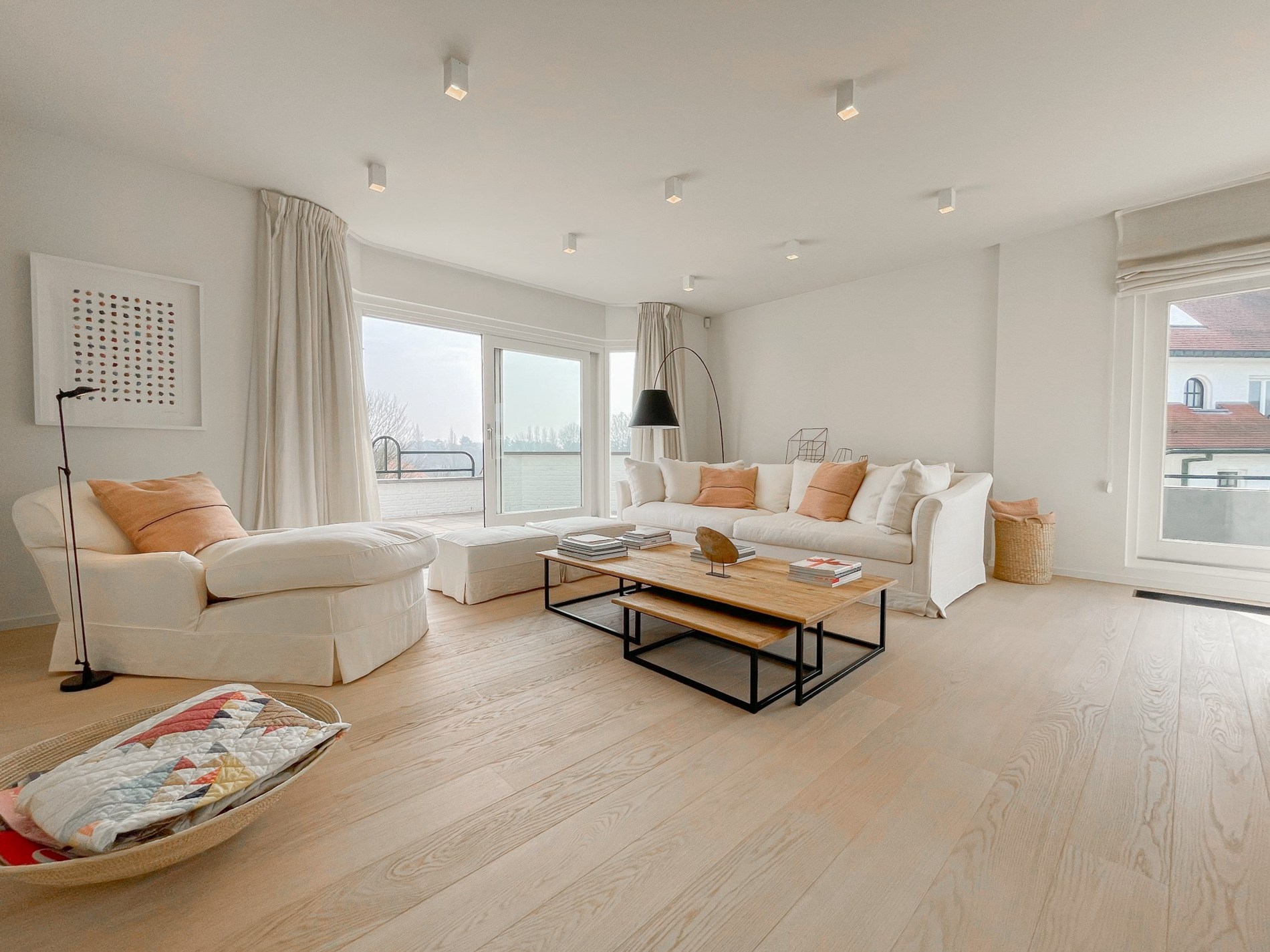 "Sublime appartement d'angle avec de spacieuses terrasses situé dans le prestigieux domaine Tennis Garden." - photo 2