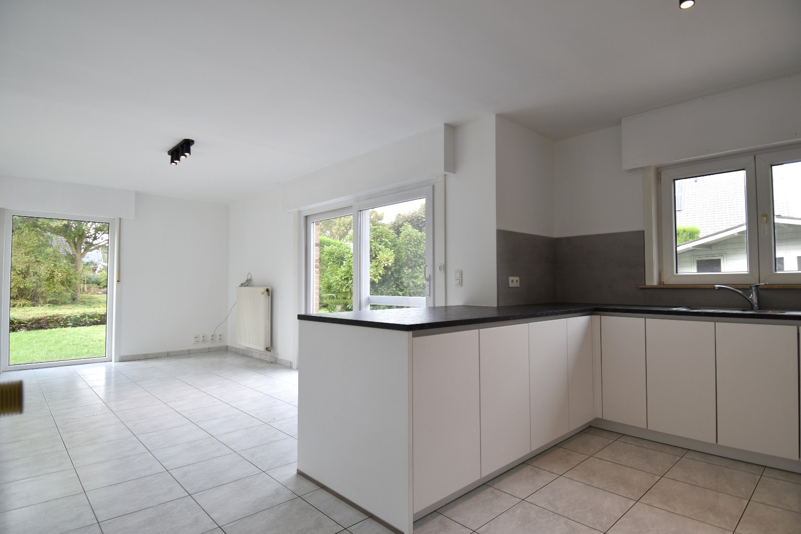 Alleenstaande woning met 3 slaapkamers, tuin en garage te koop in residentiële wijk te Gullegem - foto 3