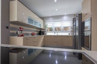 Ruime instapklare villa met tuin, dubbele garage en vier slaapkamers - DilbeekDeze ruime, vrijstaande villa is gelegen op een perceel van 5a 18ca en...