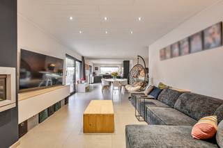 Deze hedendaagse, energiezuinige gezinswoning biedt een unieke combinatie in comfort en moderne afwerking. Dankzij het recente renovatieproject...