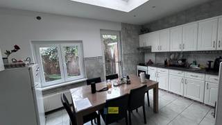 <p><span>Dit gebouw is onderverdeeld in 4 appartementen, eentje per verdieping. Het omvat telkens een leefruimte met een slaapkamer, keuken en badkamer. Alle appartementen zijn verhuurd. Dak en achtergevel werden vernieuwd en geïsoleerd, pvc ramen met dubbele beglazing zijn van 2002. Gasinstallatie met Vaillant ketels en radiatoren, water en elektriciteit zijn apart. Epc attesten: C, B, C, D en gd. Volledig asbestvrij. Het statusrapport van vermoeden van vergunning geeft aan dat het bestaande aantal woonentiteiten (4) voldoende is bewezen.</span></p>