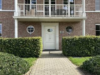 In de statige residentie Vekedries, idyllisch gelegen rond een groen en rustig parkplein in het centrum van Haacht, bevindt zich dit riante duplexappartement op de 2de en 3de verdieping. <br />De woning werd nieuw geschilderd en beschikt o.a. over twee riante slaapkamers, een afzonderlijke bureel-/utilityruimte en royale leefruimtes . Als bijkomende troef is er een ruime ondergrondse parkeerplaats inbegrepen.<br /><br />Rustig wonen met het centrum letterlijk binnen handbereik. Een unieke kans voor wie nét dat tikkeltje meer zoekt.<br /><br />🗝️ 𝗣𝗿𝗮𝗸𝘁𝗶𝘀𝗰𝗵𝗲 𝗵𝘂𝘂𝗿𝗶𝗻𝗳𝗼𝗿𝗺𝗮𝘁𝗶𝗲<br />Huurprijs: € 1 200 p.m. | Prov. Gem. kost.: € 75 p.m. <br />Hwb: 3 maanden | EPC-label B<br />HC.: woninghuur (1 jaar overgaand in 9 jaar) <br />Onmiddellijk beschikbaar | Geen huisdieren toegelaten (opgenomen in RIO)<br />Plaatsbeschrijving wordt gemaakt in onderling overleg met de verhuurder.<br /><br />✨ 𝗗𝗶𝘃𝗲𝗿𝘀𝗲𝗻:<br />Ruime ondergrondse autostaanplaats.<br />Aanwezige gordijnrails, raamdecoratie en verlichtingsarmaturen incl. <br />Lift in het gebouw | Centrale verwarming op gas met radiatoren<br />Individuele tellers E + G + W <br />Pvc draai- en kiepramen met dubbele beglazing.<br /><br />📞 Interesse? Contacteer ons snel voor een bezoek via mail mét vermelding telefoonnummer: info@dekrem.be.<br />Bekijk meer info op onze website: www.dekrem.be.
