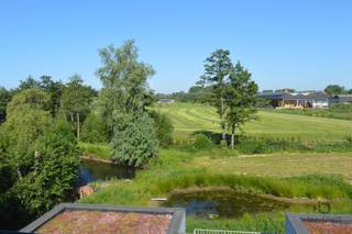 <p><span>Dit BEN-appartement met twee slaapkamers biedt een unieke combinatie van comfort, ruimte en energiezuinig wonen. Bij het betreden van het appartement valt meteen de hoogwaardige afwerking op. De leefruimte is stijlvol ingericht met een elegante parkettegel, terwijl de keuken, badkamer, het toilet en de berging afgewerkt zijn met een zwarte stenen vloer. Alles is volledig wit geschilderd en voorzien van moderne verlichtingsarmaturen, wat zorgt voor een tijdloze uitstraling. De open keuken is een echte eyecatcher en uitgerust met toestellen ideaal voor wie graag kookt. Het appartement beschikt over twee volwaardige slaapkamers met grote ramen die zorgen voor veel natuurlijk licht en een mooi, open uitzicht. De ramen kunnen op draaikipstand geplaatst worden voor extra ventilatie en comfort. De badkamer is stijlvol ingericht en voorzien van een bad of een inloopdouche, gecombineerd met een modern meubel en spiegel. Daarnaast is er een apart toilet met handenwasser en een praktische, ruime berging met aansluiting voor wasmachine en droogkast. Een absolute troef is het ruime terras, waar je in alle rust kan genieten van het prachtige uitzicht op de omliggende velden, beken en groenaanleg. Verder beschikt het appartement over een private kelderberging (inbegrepen in de huurprijs), evenals toegang tot een fietsenstalling. Een autostaanplaats is beschikbaar aan 80 per maand. De vaste kosten bedragen 90 per maand.</span></p><p><span>Kijk even naar dit filmpje, deze zal u duidelijk maken hoe mooi het er is!</span></p><p><span><span>https://youtu.be/eXYpuI1rtJY</span></span></p><p><span> </span></p><p><span>Dit zijn pareltjes en moeten zeker bekeken worden!</span></p><p><span> </span></p><p><span>Bijzonderheden:</span></p><p><span> </span></p><p><span>-vloerverwarming.</span></p><p><span>-zonnepanelen / warmtepompen.</span></p><p><span>-lift aanwezig in het gebouw.</span></p><p><span>-veel privacy.</span></p><p><span>-alles is wit opgeschilderd.</span></p><p><span>-armaturen zijn voorzien.</span></p><p><span>-dichtbij invalswegen.</span></p><p><span>-veel rust, licht en natuurgebied aan de zijde van de terrassen.</span></p><p><span>-BEN woningen, zeer lage kosten.</span></p><p><span>-autostaanplaats, bergingen en fietsenstalling.</span></p><p><span>-allen voorzien van fenomenale terrassen .</span></p><p><span> </span></p><p><span> </span></p><p><span> </span></p>