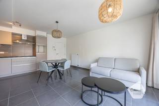 Ontdek dit prachtig <strong>gelijkvloers</strong> appartement, gelegen in de gekende Essex Scottishlaan die meteen uitgeeft en op wandelafstand is van de zeedijk en het strand;<br />Het appartement bevindt zich in de Residentie Lotus, een residentie met <strong>bouwjaar 2013 en heeft een EPC-label: A</strong>;<br /><br />U komt binnen in een lichtrijke leefruimte die beschikt over een <strong>open, volledig geïnstalleerde keuken </strong>(met vaatwasser).<br />Verder zijn er <strong>twee slaapkamers</strong>, waarvan één tweepersoonsslaapkamer en één eenpersoonsslaapkamer, een badkamer met ligbad, een afzonderlijk toilet en een aparte berging met <strong>aansluiting voor wasmachine en droogkast</strong>;<br />Het appartement is uitgerust met gasverwarming via een hoogrendementsketel en een instelbaar ventilatiesysteem;<br /><br />Extra troeven zijn de <strong>gemeenschappelijke fietsenberging</strong> en het <strong>gemeenschappelijk huisvuillokaal</strong>;<br />Het appartement wordt volledig <strong>gemeubeld</strong> verkocht; <br />Ideaal als vaste woonplaats of als comfortabel tweede verblijf aan zee;<br /><br /><u>Troeven: </u>
<ul>
<li>Gelijkvloers wonen, zeer toegankelijk voor personen met beperkte mobiliteit;</li>
<li>Rustige ligging vlakbij de zeedijk en het strand;</li>
<li>Volledig gemeubeld en instapklaar;</li>
<li>Energiezuinig appartement met <strong>EPC-label: A</strong>;</li>
<li>Gemeenschappelijke fietsenberging & huisvuillokaal;</li>
</ul>
<br />Contacteer het kantoor Caenen Westende bij interesse!