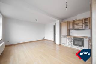 Gezellig instapklaar appartement met 1 slaapkamer, gelegen op de tweede verdieping in de Vuurtorenwijk. Het appartement bevindt zich in een kleine, zeer verzorgde residentie met lift en biedt alle comfort. Daarnaast beschikt het appartement over een kelderberging en fietsenberging, wat extra opbergruimte garandeert. Gunstige ligging vlakbij de Spuikom, Oosteroever, winkels, en het openbaar vervoer. Dit appartement is perfect als starterswoning, tweede verblijf of investering aan de kust.