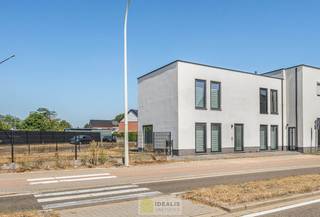 <strong>IDEALIS VASTGOED – AANGENAME INSTAPKLARE ÉÉNGEZINSWONING NABIJ HET CENTRUM VAN HEPPEN (LEOPOLDSBURG)! De woning omvat 141m² netto bewoonbare oppervlakte met een fijne leefruimte, 3 slaapkamers, eetkamer, dressing en badkamer!! Zeer geschikt voor kandidaten op zoek naar een instapklare woning met een vlotte bereikbaarheid van woonkernen als Heppen, Leopoldsburg, Beringen en Ham, tevens een vlotte verbinding naar autosnelweg E314!<br /><br />LIGGING: </strong><br />Deze ééngezinswoning is gelegen vlakbij de dorpskern van Heppen en verder centraal t.o.v. woonkernen zoals Leopoldsburg, Beringen en Ham. Tevens biedt deze woning door de centrale ligging een vlotte verbinding naar autosnelweg E314.<br /><br /><strong>INDELING: </strong><br /><strong>Gelijkvloerse verdieping: </strong><br />– Ontvangsthal (2m²) – woonkamer (28m², voorzien van een fijne en onderhoudsvriendelijke tegel) – keuken (11m², voorzien van alle comfort) – eetkamer (22m²) – wasplaats (7m²) –<br /><br /><strong>Eerste verdieping:</strong><br />– Nachthal (9m²) – slaapkamer 1 (12m²) – slaapkamer 2 (18m²) – slaapkamer 3 (14m²) – badkamer (9m² voorzien van douche, toilet en wastafel) –<br /><br /><strong>Tuin: </strong><br />– Ruime tuin – verharde paden omheen de woning met terras –<br /><br /><strong>EXTRA TROEVEN:</strong><br />– Ruime woning met aangename leefruimtes<br />– Vloerverwarming<br />– Aluminium ramen <br />– vernieuwbouw van 2022<br />– Instapklaar<br />– 3 slaapkamers<br />– dressing<br />– Verwarming op gas<br />– Gegeerde locatie: zeer centraal gelegen t.o.v. Beringen en Ham, tevens gunstig t.o.v. autosnelweg E314<br />– Correct geprijsd!<br /><br /><strong>Stedenbouwkundige Inlichtingen:</strong><br />Bouwvergunning – Woongebied – Geen dagvaarding – Geen voorkooprecht – Geen verkavelingsvergunning<br /><br /><strong>E-peil: </strong>EPC B: 141 kWh/m²jaar <strong> <br />Certificaatnummer: </strong>71034-G-OMV_2018061677/EP01346/A001/D01/SD001<br /><br /><strong>O-peil: </strong>niet overstromingsgevoelig<br />P-Score: D<br />G-Score: D<br /><br /><strong>Benieuwd naar deze woning?<br />Wenst U advies omtrent uw eigen woning? Graag plannen wij vrijblijvend met U een afspraak in om onze expertise met U te delen, steeds tot Uw dienst!!<br />Neem contact op met IDEALIS VASTGOED op 011/515 565 of mail naar info@idealisvastgoed.be!</strong><br />