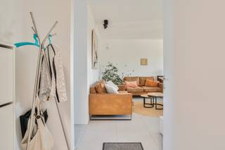 Op een uitstekende locatie te Grobbendonk treffen we dit recent en instapklaar appartement met 1 slaapkamer, autostaanplaats en carport.<br /><br />Dit prachtige gebouw bevindt zich op een centrale locatie net buiten de dorpskern van Grobbendonk, waar winkels, scholen en openbaar vervoer zich binnen handbereik bevinden. Tevens vlotte verbinding met omliggende gemeenten en oprit autostrade E313.<br /><br />We betreden het gebouw via de gezamenlijke inkomhal op het gelijkvloers. Deze brengt ons, via lift of trap, tot de bovenste verdieping, waar het appartement zich bevindt.<br /><br />Bij het binnenkomen worden we verwelkomt door de inkomhal met vestiaire mogelijkheden. Langs hier verkrijgen we toegang tot de leefruimte met gezellige zithoek, eetplaats en aansluitend volledig ingerichte keuken met alle toestellen. Alle ruimtes genieten hier van maximale lichtinval door de grote raampartijen. Het schuifraam in de leefruimte, geeft toegang tot het prachtige zonneterras waar het heerlijk vertoeven is in alle rust. Verder geniet dit schitterend appartement één ruime slaapkamer met inbouwkast en ensuite badkamer. Achterliggend de badkamer is er de aanwezigheid van een geriefelijke berging met voorziening wasmachine.<br /><br />Tot slot geniet dit appartement een privatieve autostaanplaats in de ondergrondse parking alsook een overdekte carport.<br /><br />Troeven: EPC label A, conforme elektriciteit, zonnepanelen<br />Bijkomend is het appartement uitermate geschikt voor verhuur.