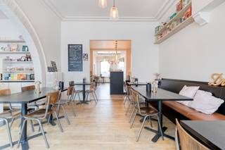 Interessant handelspand met bovenliggend appartement op een centrale ligging in Zwevegem. Het pand biedt diverse mogelijkheden voor eigen uitbating, combinatie wonen/werken of investering met verhuurpotentieel.<br /><br />Indeling:<br />- Handelsgelijkvloers<br />- Ruime commerciële ruimte<br />- Industriële keuken<br />- Zonnig terras<br />- Appartement met aparte toegang<br /><br />Het bovenliggende appartement beschikt over een afzonderlijke inkom en omvat:<br />- Woonkamer met keuken<br />- 3 slaapkamers<br />- Bureau<br />- 2 toiletten<br />- Badkamer<br /><br />Dit pand kan onderhevig zijn aan de renovatieverplichting die door de Vlaamse overheid wordt opgelegd voor niet-residentiële gebouwen. Consulteer voor meer informatie de website van het Vlaams Energie- en Klimaatagentschap via https://www.energiesparen.be/nr/renovatieverplichting.<br /><br />Bent u op zoek naar een handelspand met woonst te koop in Zwevegem? Aarzel dan niet om ons te contacteren op het nummer 056 21 11 11.<br /><br />Bestuursmaatregelen in het maatregelenregister: nee