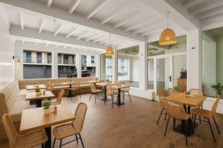 Instapklaar handelspand, volledig vernieuwd in 2020± 250 m² winkelruimte + opslag/magazijn met woongelegenheidGrote raampartijen met veel lichtinval...