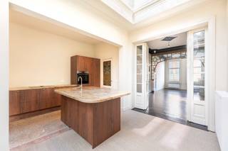 <p>Karaktervolle herenwoning, volledig gerenoveerd naar de nieuwe normen.<br /><br />Gelegen in het hippe Zurenborg: een residentiële wijk vol architecturale panden, gezellige pleinen, goede scholen en waar u snel in en uit de stad bent. Een toplocatie voor stadsliefhebbers die authenticiteit en ruimte waarderen.</p>
<p>Bij binnenkomst wordt u verwelkomd door een inkomhal met mozaïektegels en separaat gastentoilet. Verder een gezellige en sfeervolle leefruimte met authentieke elementen dewelke het interieur meteen een uniek karakter geven. Achteraan vindt u een ruime open keuken, uitgerust met alle gebruikelijke toestellen en spikslinternieuw. Via de eetruimte hebt u tevens toegang tot een <span>zuid-west gerichte stadstuin met handige bergruimte. <br /><br />Op de eerste verdieping bevinden zich twee ruime slaapkamers en een comfortabele badkamer voorzien van ligbad, een ruime inloopdouche en toilet. </span></p>
<p>Op de tweede verdieping terug twee ruime slaapkamers en een comfortabele badkamer met douche, wastafel, aansluitingen voor de wasmachine en droogkast en toilet. Daarnaast is er een derde kamer, ideaal als was- of linnenkamer.</p>
<span>Deze woning onderging een totaalrenovatie met respect voor haar geschiedenis: originele details werden gekoesterd terwijl dak, buitenisolatie, ramen, HVAC en elektriciteit volledig vernieuwd werden. Tot slot is deze woning volledig onderkelderd, wat zorgt voor extra opslagruimte.</span>