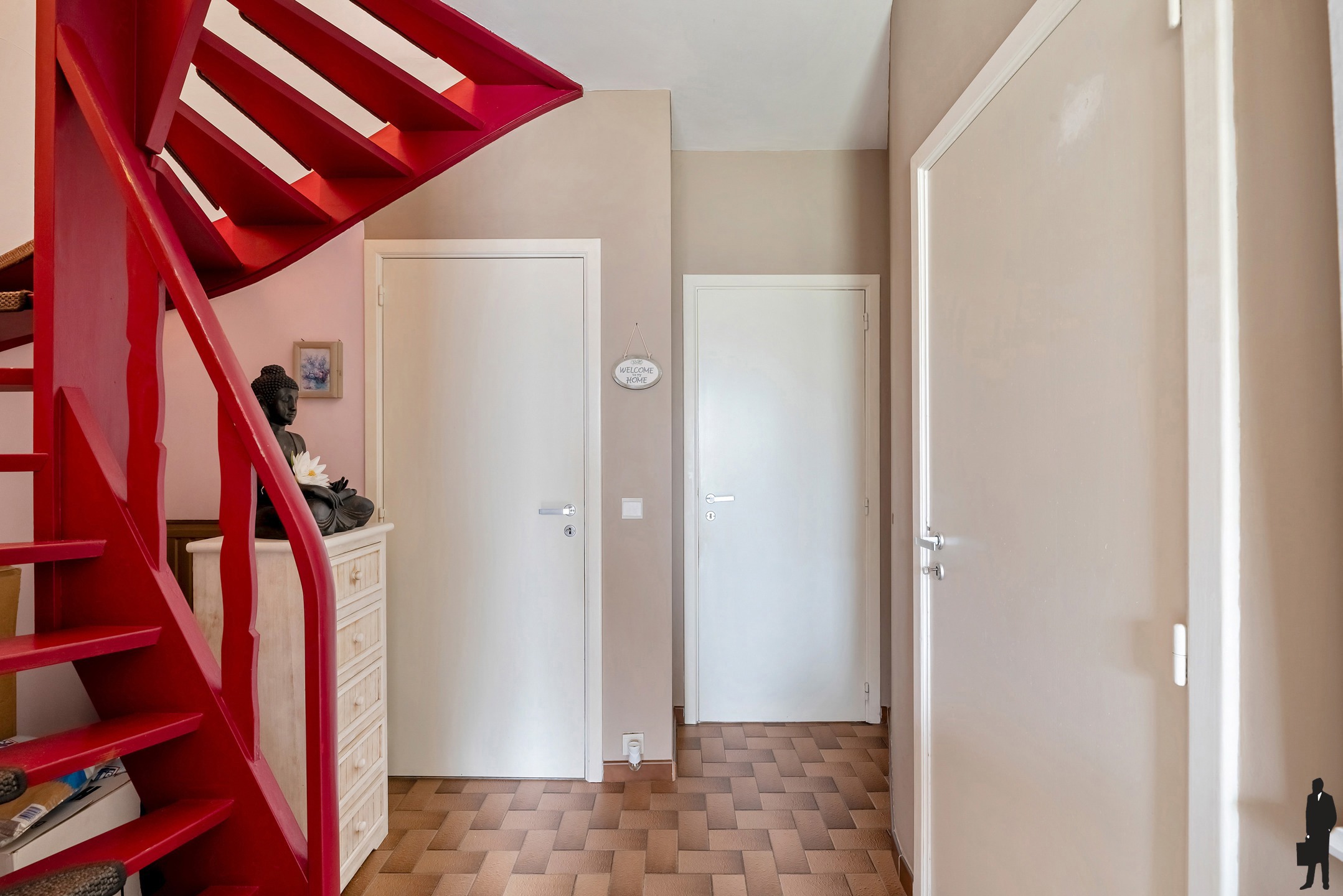 Te renoveren ruime bel-etagewoning op ca. 315 m² met veel potentieel en diepe besloten tuin! - foto 2