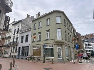 Deze zeer ruime hoekwoning is gelegen op een zeer commerciele plaats te Blankenberge, op wandelafstand van de markt, de winkelstraten en de Zeedijk. <br /><br />Het pand is ingedeeld in een handelsruimte, een ruime woonst met terras en grote garage. <br />Authentieke architectuur is behouden gebleven, hoge plafonds, imposante traphal,....<br />Exacte indeling alst volgt: <br />Inkomhal met toegangsdeur garage, trap naar verdiep, woonkamer met eetplaats, berging, grote keuken, terras. <br />Toiletten, 3 slaapkamers, badkamer met bad en douche, berging.<br />Bovenste verdiep een hobby ruimte met toegangsdeur dak.<br /><br />Vanuit de grote garage is er toegang tot achterliggende berging/wasplaats en zo naar het handelsgedeelte. Deze handelsruimte heeft al een basis renovatie ondergaan en is start-klaar gezet om verder af te werken naar wens. Toilet aanwezig. <br /><br />Als laatste is er een kelderverdieping verdeeld in 4 ruimtes/kamers. <br /><br />UNIEK PAND! VEEL POTENTIEEL!