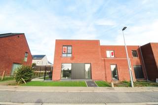 <strong>Op zoek naar een moderne, lichtrijke en energiezuinige woning?</strong><br />Deze halfopen nieuwbouwwoning, gelegen in een zeer kindvriendelijke wijk in Kortrijk, biedt alle hedendaags comfort en een aangename woonomgeving.<br /><br /><strong>✨ Troeven van de woning:</strong><br />✔ <strong>Energiezuinig:</strong> Zonnepanelen, warmtepomp, regenwater en EPC A<br />✔ <strong>Ruim en lichtrijk:</strong> Open leefruimte met zicht op de afgesloten tuin<br />✔ <strong>Gezinsvriendelijk:</strong> rustige, groene omgeving<br />✔ <strong>Instapklaar:</strong> De woning wordt nog volledig geschilderd<br /><br />🏡 Indeling:<br /><strong>Gelijkvloers:</strong> Inkomhal, gastentoilet, ruime leefruimte met open keuken, berging/wasplaats<br /><strong>Verdieping:</strong> Drie slaapkamers en een badkamer met zowel bad als douche en een apart toilet<br /><strong>Buiten:</strong> Afgewerkte tuin en er is ook een garage inbegrepen<br /><br />💰 <strong>Huurprijs:</strong> €1.275 per maand<br /><strong>📅 Beschikbaar vanaf 1 december</strong><br />Vraag nu uw bezoek aan voor deze woning via MijnHuurprofiel. 