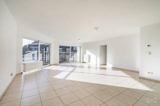 Anderlecht - Ideaal gelegen, dichtbij Astridpark en Westland shopping, dichtbij alle voorzieningen (vervoer, winkels, scholen, restaurants, etc.), in een klein condominium, biedt We Invest u dit prachtige 3 slaapkamer appartement + terras aan. Het is als volgt samengesteld: inkomhal, grote en lichtrijke woonkamer die toegang geeft tot het terras, open ingerichte keuken, nachthal, 3 slaapkamers, badkamer, douchekamer, wasplaats, kelder. Verplichte garagebox tegen een meerprijs van € 30.000. Dubbel glas. PEB C. Vrij om te handelen. Om zonder verder uitstel te bezoeken! 02 315 51 72