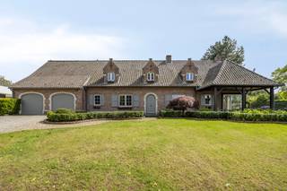 <br /><br />Instapklare villa te koop met 4 slaapkamers, bureau en ruime tuin<br /><br />In Schaffen, een rustige deelgemeente van Diest, vinden we deze volledig gerenoveerde en instapklare villa. De woning ligt op een ruim perceel van meer dan 17 are, op korte afstand van het centrum van Diest, treinstation, openbaar vervoer, scholen en het Oosterlindenveld. Zelfs de warme bakker is op wandelafstand.<br /><br />Deze villa combineert comfort, ruimte en duurzaamheid: met een EPC-label B (120 kWh/m²jaar), 34 zonnepanelen, airco in de woonkamer en alle slaapkamers, en een bewoonbare oppervlakte van maar liefst 481 m².<br /><br /><strong>Indeling:</strong>
<ul><li>Kelder: berging en deels kruipkelder.</li><li>Gelijkvloers: inkomhal, apart toilet, bureau (of extra slaapkamer), ruime woonkamer, open keuken met kookeiland, berging/bijkeuken, sas, wasplaats met douche en dubbele inpandige garage.</li><li>Eerste verdiep: nachthal met ingebouwde kasten, 4 slaapkamers met airco, berging en badkamer met ligbad en inloopdouche.</li><li>Zolder: te bereiken via zolderluik.</li><li>Buiten: ruime tuin met deels overdekt terras aan de achterzijde, bijkomend overdekt terras vooraan en meerdere staanplaatsen.</li></ul>
<strong>Troeven:</strong>
<ul><li>Instapklaar &amp; volledig gerenoveerd – modern comfort zonder bijkomende kosten</li><li>Energiezuinig – EPC B, 34 zonnepanelen en airco</li><li>Veel ruimte – 4 slaapkamers, bureau, dubbele garage en grote bewoonbare oppervlakte</li><li>Groene en rustige ligging – nabij centrum Diest en alle voorzieningen</li></ul>
Een ruime, energiezuinige villa die instapklaar is en comfort en leefkwaliteit perfect combineert.<br /><br />UW DROOMWONING ZO GEVONDEN!