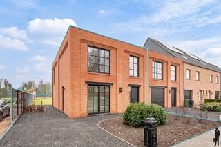 <p>Halfopen, moderne, <strong>kwalitatieve nieuwbouwwoning</strong> met warmtepomp en zonnepanelen en <strong>weids</strong> groen uitzicht.</p>
<p>Deze recente en kwalitatieve nieuwbouwwoning met strakke belijning, met warme rode gevelsteen en zwarte aluminium accenten is gelegen in een rustige, <strong>doodlopende straat</strong> in Essen-Heikant en combineert hedendaags wooncomfort met <strong>energiezuinige</strong> technieken en een prachtig weids zicht achteraan.<br /><br /><strong>Indeling:</strong><strong><br />Gelijkvloers</strong><br />-Bij het binnenkomen wordt u verwelkomd in een stijlvolle inkomhal voorzien van<strong> ingemaakte kasten </strong>met geïntegreerde indirecte verlichting.<br />-Apart gastentoilet met handenwasser en stijlvolle patroontegel<br />-<strong>Ruime leefruimte </strong>met grote raampartijen<br />-Moderne, <strong>luxueuze open leef keuken </strong>en straalt<strong> </strong>rust en verfijning uit en is volledig uitgerust met:<br />combi-oven, geïntegreerde dampkap, inductievuur, vaatwasser, geïntegreerde koelkast, geïntegreerde diepvries<br />-Extra berging/wasplaats met extra spoelbak en ingemaakt meubel<br />-Extra ruimte die perfect kan dienen als bureau, speelruimte of hobbykamer<br />-Volledige beneden verdieping verwarmd met <strong>vloerverwarming</strong><br /><br /><strong>Verdieping:</strong><br />-De bovenverdieping beschikt over <strong>3 volwaardige slaapkamers,</strong> allen afgewerkt met mooie parkettegel en voorzien van vloerverwarming<br />-De luxueuze badkamer is een echte eyecatcher en werd afgewerkt met<strong> hoogwaardige materialen,</strong> waaronder een stijlvolle terrazzo-accentwand<br />De badkamer beschikt over:<br />-Dubbele lavabo met meubel en spiegelkasten<br />-Ruime inloopdouche met glazen wand<br />-Tweede toilet<br />-Handdoekverwarmer<br /><br /><strong>Buitenruimte:</strong><br />De woning beschikt over een<strong> volledig omheinde tuin</strong> met nieuw geplaatste afsluiting en een aangelegd terras<br />Achteraan geniet u van een weids groen zicht zonder directe inkijk<br /><br /><strong>Troeven:</strong><br />-<strong>Warmtepomp</strong> lucht-water<br />-<strong>Vloerverwarming</strong> overal <br />-Voor 2730Wp aan 4 <strong>zonnepanelen</strong> <br />-<strong>Regenwaterput</strong> van 10.000 liter<br />-Aluminium ramen met extra geïsoleerde profielen<br />-Op de constructie(414.000€) wordt 21% BTW gerekend ,grondaandeel aan12% (196.000€)<br />-<strong>BEN-woning</strong><br />Deze woning combineert energiezuinig wonen, moderne afwerking en een top ligging in Essen<br />Ideaal voor gezinnen of wie comfortabel en toekomstgericht wil wonen.</p>