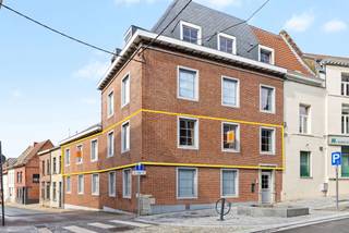 Zeer ruim en lichtrijk 3 gevel appartement met 4 slaapkamers in het historische centrum van Edingen
Dit bijzonder ruime appartement is centraal gelegen in het historische centrum van Edingen, op slechts 4 km van Herne. Winkels, restaurants, het kasteelpark, een apotheek en het openbaar vervoer bevinden zich allemaal in de onmiddellijke omgeving. Het appartement omvat een inkomhal, een royale leefruimte met een open en volledig ingerichte keuken, en een aanpalende ruime wasplaats/berging.De nachthal geeft toegang tot vier slaapkamers, waarvan één met een eigen dressing en badkamer. Daarnaast zijn er een gastentoilet en een tweede badkamer.Het appartement geniet van veel natuurlijke lichtinval en charmeert met authentieke elementen, een massieve parketvloer en volhouten deuren.
Extra troeven zijn de conforme elektrische installatie tot 2033 en het energiezuinige EPC-label B.
Voor meer informatie of een bezoek kunt u contact opnemen met Sophie via 0496 71 50 59