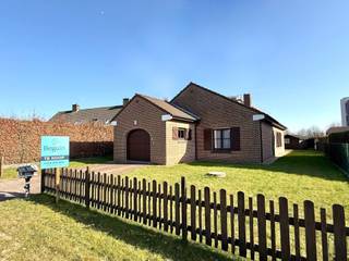 INSTAPKLARE BUNGALOW met 3 SLK en TUIN. Rustig en aangenaam gelegen in een doodlopende straat met vlotte verbinding naar winkels, scholen,...