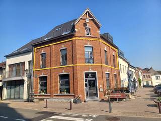 TE HUUR in het centrum van Tollembeek, mooi hoekappartement met vrij zicht, gelegen op de eerste verdieping met 2 slaapkamers en terras. Via...