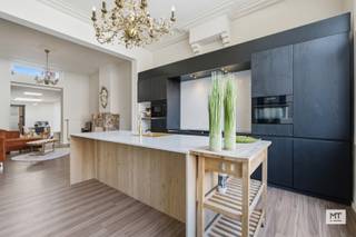 Op slechts één kilometer van de Grote Markt van Ieper en vlakbij alle voorzieningen, bevindt zich deze <strong>bijzonder ruime herenwoning (461 m² bewoonbaar).</strong> Met maar liefst <strong>6 slaapkamers, 2 badkamers, een ruime garage en een polyvalente ruimte</strong> biedt deze eigendom een zee aan ruimte en tal van mogelijkheden.<br /><br /><strong>Indeling van het pand </strong>
<ul>
<li>Gelijkvloerse verdieping: inkomhal (10 m²), leefruimte met open keuken (58 m²). De keuken is voorzien van volgende toestellen: oven, inductiekookplaat, dampkap, microgolfoven, vaatwasser en koelkast. Daarnaast hebben we nog een wasplaats met toilet (7 m²), berging (7 m²), garage (39 m²) en polyvalente ruimte (93 m²) met sanitair.</li>
<li>Eerste verdieping: nachthal, 4 slaapkamers (19 – 19 – 19 – 14, waarvan één met dressingkamer 5 m²), badkamer (7 m²) met ligbad, toilet en dubbele wastafel.</li>
<li>Tweede verdieping: nachthal (15 m²), 2 slaapkamers (17 – 15 m²) en badkamer (11 m²) met douche, toilet en enkelvoudig wasmeubel.</li>
</ul>
<br /><strong>Kenmerken</strong>
<ul>
<li>Garage met volgende afmetingen: L 9,3m – B 4,1m en H 2,9m</li>
<li>Polyvalente ruimte (93 m²)</li>
<li>Westgericht dakterras (42 m²) op het eerste verdiep</li>
<li>Gunstig EPC-label: B, 18 zonnepanelen en conforme elektriciteit</li>
</ul>
<br />Benieuwd naar de indeling? Check zeker onderstaande video. <br />Link: https://youtube.com/shorts/1-ra8NCe1Fo?feature=share<br /><br /><strong>Meer informatie of een vrijblijvend bezoek? </strong><br />Contacteer Eden op 0470 43 78 21 of mail info@minthus.be<br />