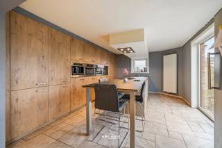 In de rustige Molenhoekstraat te Meerdonk bevindt zich deze ruime open bebouwing met een prachtig open zicht op de polders. De woning combineert ruimte, licht en flexibiliteit en is ideaal voor wie op zoek is naar een woning in een groene omgeving.<br /><br />Je komt binnen via de inkomhal, die toegang geeft tot de lichtrijke leef- en eetruimte met grote raampartijen en aangenaam zicht op de tuin. Aansluitend bevindt zich de open, volledig geïnstalleerde keuken met extra eethoek.<br /><br />Op de verdieping bevinden zich drie ruime slaapkamers en een badkamer. Daarnaast wordt er beneden momenteel een tweede badkamer voorzien, die nog niet zichtbaar is op de huidige foto’s – een extra comforttroef voor grotere gezinnen of gecombineerd wonen.<br /><br />Naast de hoofdwoning bevindt zich een ruim bijgebouw dat beschikt over: een eigen keuken, badkamer, gastentoilet, eigen verwarming en elektriciteit<br /><br />Buiten geniet je van een grote tuin en terras. De oprit achter de poort biedt plaats aan drie wagens. Het open polderzicht en de nabijheid van fiets- en wandelroutes maken deze ligging extra aantrekkelijk.<br /><br />Troeven:<br />• Open bebouwing in rustige, groene omgeving<br />• 4 slaapkamers<br />• Nieuwe aanleg van tuin en terras<br />• Tweede badkamer in aanleg (beneden)<br />• Riant bijgebouw <br />• Ruime parkeermogelijkheden<br />• EPC C – geen renovatieplicht<br /><br />Op zoek naar een ruime woning op een uitzonderlijke ligging?<br />Contacteer ons via 052 46 38 03 voor meer informatie of een bezoek.<br /><br />