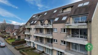 Dit instapklaar appartement met garage in het centrum van Torhout is gelegen in een modern gebouw dat in 2002 is gebouwd. Het appartement beschikt over 2 slaapkamers en heeft een bewoonbare oppervlakte van 91 m². <br /><br />Het appartement is voorzien van alle nodige comfort en heeft een lichte en zéér ruime woonkamer met aansluitend een groot zonneterras met zonneluifel, een keuken met aangrenzend een praktische berging, een badkamer met douche, een apart toilet in de inkomhal. <br /><br />De slaapkamers zijn ruim en bieden voldoende plaats voor een tweepersoonsbed en kasten. Ook is er een ruime privé kelderberging en een gemeenschappelijke fietsenberging.<br /><br />Voor wie op zoek is naar een comfortabel en modern appartement in Torhout, is dit zeker een interessante optie. Met zijn twee slaapkamers en ruime oppervlakte is het ideaal voor een klein gezin of een koppel dat graag wat extra ruimte heeft.<br /><br />Troeven van dit appartement:<br /><br />- instapklaar<br />- lift aanwezig<br />- energiezuinig energielabel B<br />- ruim appartement<br />- goede ligging <br />- garage<br /><br />Direct vrij. Huurprijs 750 €/mnd + 75 €/mnd syndickosten