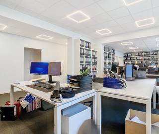 Gelegen aan Square Charles-Maurice Wiser 13, 1040 Etterbeek, biedt dit kantoor van 250 m² een ruime en flexibele werkomgeving, ideaal om uw...