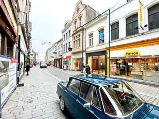 <p>Middenin het kloppende hart van de charmante, historische stad Lier vind je dit interessant handelspand terug dat wacht op jouw creatieve touch! Ondanks de nodige opfrissingswerken barst het hier van potentieel en opportuniteiten! Dit dankzij de veelzijdigheid van de ruimtes, de absolute toplocatie in de befaamde winkelstraat én de mooie, democratische prijs. Het eigendom bevat een commercieel gelijkvloers van maar liefst 41 m² met op de eerste verdieping een polyvalente ruimte. Verder vind je op de tweede verdieping een kamer terug van 11,10 m² en een badkamer met toilet. De ruimtes zijn uiteraard naar hartenwens in te vullen waardoor dit pand geschikt is voor zowel diegene die werken en wonen willen combineren als de ondernemers onder ons die juist veel opbergplaats verkiezen! Ben jij de persoon die deze winkel nieuw leven wil inblazen? Plan dan zeker een bezoekje in!</p>
<p><strong>Technische gegevens:</strong> Centrale verwarming op gas, beglazing in hout of aluminium.</p>
<p><strong>Stedenbouwkundige inlichtingen, bodemattest en asbestattest in aanvraag. Bevindt zich niet in een risicozone voor overstromingen (P- en G-score A). Renovatieverplichting van toepassing.</strong></p>