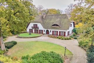 Ontdek deze uitzonderlijke villa die niet alleen uitblinkt door haar royale afmetingen en luxueuze afwerking, maar vooral door haar uitstekende ligging. Gelegen in een prestigieuze, residentiële wijk biedt deze eigendom het beste van twee werelden: een oase van rust en privacy in een groene omgeving, én een uitstekende bereikbaarheid. Binnen slechts enkele minuten bereikt u de E314, Maasmechelen Village en het Nationaal Park Hoge Kempen – ideaal voor wie houdt van natuur, wandelen, shoppen en genieten van het leven.<br />De villa ligt op een prachtig, volledig omheind perceel van 67a 09ca met een parkachtige tuin, perfect onderhouden en zuidgericht. <br />Bovendien beschikt deze eigendom over twee afzonderlijke, zeer ruime garages, ideaal voor meerdere wagens, hobbyvoertuigen of extra opslagruimte.<br /><br />Een absolute troef is de bijna 200 m² grote kelderverdieping, die ingericht is als volwaardige extra leeflaag met onder meer een wijnkelder, een multifunctionele verblijfsruimte, een praktische wasruimte en een ruime provisiekamer.<br /><br />Dankzij het eigen tennisveld, de uitgebreide wellnessruimte met binnenzwembad, jacuzzi en sauna, en de ruime leefruimtes, vormt deze woning een unieke combinatie van elegantie, ontspanning en wooncomfort.<br />De woning is met oog voor detail afgewerkt met hoogwaardige materialen en biedt een warme, uitnodigende sfeer.<br /><br />________________________________________<br />Indeling:<br /><br />Gelijkvloers<br />•    Inkomhal met imposante massieve eiken trap<br />•    Gastentoilet <br />•    Royale woonkamer met open haard en veel lichtinval<br />•    Volledig uitgeruste keuken met hoogwaardige toestellen en ruime opbergmogelijkheden<br />•    Bureel / thuiskantoor<br />•    Drie slaapkamers<br />•    Drie badkamers<br />•    Luxe wellnessruimte met binnenzwembad, jacuzzi, sauna en douche<br /><br />Verdieping<br />•    Overloop met gezellige zitruimte<br />•    Twee slaapkamers<br />•    Badkamer met jacuzzi, dubbel lavabomeubel en toilet<br />•    Hobbykamer / multifunctionele ruimte, ideaal als fitnessruimte of speelkamer<br /><br />Kelderverdieping (ca. 200 m²)<br />• Wijnkelder<br />• Multifunctionele verblijfsruimte (ideaal als lounge, hobbyruimte)<br />• Wasruimte<br />• Ruime provisiekamer / berging<br /><br />Garages<br />• Twee afzonderlijke, ruime garages met plaats voor meerdere voertuigen en extra opslag<br /><br />Tuin<br />• Schitterende, zuidgerichte en volledig aangelegde tuin<br />• Eigen tennisveld<br />• Volledige omheining voor maximale privacy en veiligheid<br /><br /><br />Technisch:<br />• Bouwjaar: 1989<br />• EPC: F (527 kWh/m²jaar) - (UC 20210609-0002426706-RES-1)<br />• Renovatieplicht: ja<br />• Elektriciteit: conform<br />• Mazouttank: 5000 l<br />• Asbestattest: asbestveilig<br />• Vg, Wg, Gmo, Gvkr, Gvv<br />• Watertoets: P-score: A ; G-score: A<br />• Niet gelegen in watergevoelig openruimtegebied<br />• Maatregelenregister : Er zijn geen maatregelen op dit perceel<br /><br />Samenvattend:<br />Deze villa is een uitzonderlijke eigendom voor wie houdt van ruimte, rust en verfijning op een absolute toplocatie, en straalt nog steeds dezelfde tijdloze klasse en royale charme uit. Dankzij de combinatie van privacy, luxe en uitstekende verbindingen vormt dit een unieke kans voor wie op zoek is naar een karaktervolle woning met potentieel op een toplocatie. Wilt u deze bijzondere villa met eigen ogen ontdekken? Neem gerust contact met ons op voor een exclusieve bezichtiging.