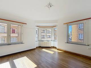 <p><strong>SAINT-GILLES: Vlak bij het Parc de Forest en alle voorzieningen, appartement met 1 slaapkamer van +/- 71 m² gerenoveerd, gelegen op de 2e verdieping zonder lift. De indeling is als volgt: ingerichte keuken (gasfornuis, afzuigkap, oven en aansluitingen voor vaatwasser en wasmachine), doucheruimte met toilet, woonkamer van +/- 25 m² en een slaapkamer van +/- 15 m²en zonder kelder. Kosten: 50 €/maand, inclusief gemeenschappelijke kosten, koud water en aansprakelijkheidsverzekering. EPC D-. Direct beschikbaar.</strong></p>
<p></p>
<p><span>Op de 2e verdieping zonder lift:</span></p>
<p></p>
<p>- Keuken uitgerust (gasfornuis, afzuigkap, oven en aansluitingen voor vaatwasser en wasmachine)</p>
<p>- Doucheruimte met toilet</p>
<p>- Woonkamer +/- 25m²</p>
<p>- Slaapkamer +/-15m²</p>
<p></p>
<p></p>