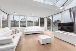 In Avekapelle (Veurne) vinden we deze woning met kantoorgebouwen en loodsen terug.WONING Bij binnenkomst bevindt zich een inkomhal met een...