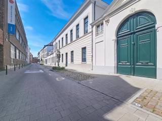 <p><span>BEZOEK? BEL 09/225.00.78.</span></p><p><span>Dit gelijkvloers appartement met een totale oppervlakte van 129 m² biedt een unieke combinatie van centrale ligging, comfort en rust. Gelegen op een serene locatie nabij de historische binnenstad geniet u hier van alle voordelen van stadswonen zonder de drukte van een typische centrumlocatie.</span></p><p><span>Het appartement bevindt zich volledig op het gelijkvloers en is dankzij de vlotte toegang en doordachte inrichting bijzonder geschikt voor wie belang hecht aan comfortabel en toegankelijk wonen. De woning beschikt over brede deuropeningen, waardoor ze volledig rolstoelvriendelijk is.</span></p><p><span>De indeling omvat twee ruime slaapkamers van respectievelijk 13 m² en 15,6 m², elk voorzien van een en-suite badkamer. Beide badkamers zijn ca. 4 m² groot, waarbij één badkamer uitgerust is met aangepaste voorzieningen voor een rolstoelgebruiker.</span></p><p><span>De keuken beschikt over voldoende kastruimte en is uitgerust met een koelkast, diepvries, fornuis, dampkap, oven en microgolfoven. Aansluitend bevindt zich een praktische berging van 5 m².</span></p><p><span>De lichtrijke woonkamer van 30 m² biedt voldoende ruimte voor een gezellige zit- en eetruimte.</span></p><p><span>Daarnaast kunnen bewoners gebruikmaken van de gemeenschappelijke binnentuin, een rustige plek om te ontspannen midden in de stad.</span></p><p><span>Een appartement met een eigen karakter, ideaal voor wie bewust kiest voor rust, comfort, toegankelijkheid en een uitzonderlijke ligging in Gent.</span></p>