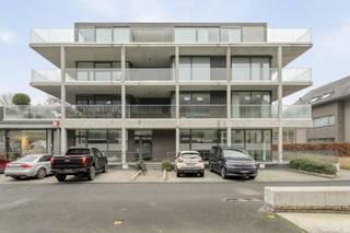 Dit recente kantoor te huur van ca. 456m² is vlot bereikbaar gelegen in de Dirk Martenslaan 17 te Izegem. (naast het ING-kantoor). Op...