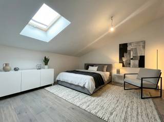 Ce duplex combine une utilisation intelligente de l'espace et une lumière naturelle abondante sur les deux étages. Vous pouvez aménager le salon ouvert entièrement selon vos goûts. Laissez-vous inspirer par la photo de rendu pour composer votre propre cuisine.Situé au centre, l'escalier vous mène à l'étage supérieur.Étage très confortable avec bureau/dressing, chambre à coucher et salle de douche avec lavabo et toilettes, ainsi qu'un accès à la terrasse sur le toit. Possibilité de garer votre véloAtout : la terrasse commune sur le toit, idéale pour se détendre ! En bref, vous trouverez cette offre complète dans les environs de la Troonplaats et du Sud!Abricasa – L'immobilier pour les générations : votre partenaire immobilierVous souhaitez vendre votre propriété ou vous recherchez un agent immobilier pour la location ou la gestion ?Abricasa vous offre un accompagnement personnalisé pour toutes vos questions immobilières, du début à la fin. Venez nous rencontrer !