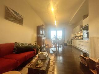 Surf naar www.abricasa.be en plan jouw verhuurafspraak in samen met onze digitale assistente Alice!Fijn appartement met 1 slaapkamer én zalig terras!Via de trap/lift bereik je het appartement op de 1ste verdieping. Het beschikt over een lichtrijke en ruime leefruimte met open keuken. De keuken is volledig geïnstalleerd met o.a. afwasmachine, ijstkast, diepvries, microgolfoven, oven, aansluiting wasmachine... Via de grote raam kan je het zalig (winter)terras van 11m² bereiken. De glazen wanden van het terras kunnen volledig open en dicht. Zo kan je bij elke temperatuur genieten van jouw terras met uitzicht op de groene gemeenschappelijke tuin. De badkamer is voorzien van lavabomeubel, toilet en ligbad met douche. De slaapkamer ligt aan de voorkant van het gebouw en is ruim met 13m². Verder beschik je nog over een berging, gemeenschappelijke fietsenberging en kelder. Het ligt op 10min van het centrum en vlakbij oprit autostrades. .- NIET GEMEUBELD - EPC: 90 kWh/m²jaar UC: 3357149-RES-1- Maandelijkse kosten: 65,- euro bevatten: onderhoud &amp; verbruik gemeenschappelijk delen- Huurwaarborg: 2.490,- euro (3 maanden huur) - Beschikbaar: Datum 1/05/2026- Type contract: Bepaalde duur 1 jaar Abricasa staat voor een persoonlijke én actieve vastgoedbegeleiding van A tot Z! Leer ons kennen!