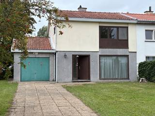 <p>Ruime te renoveren halfopen woning in Knokke-Heist<br /><br />Deze ruime te renoveren halfopen woning bevindt zich in een rustige residentiële buurt waar de afgelopen jaren heel wat panden een grondige upgrade kregen. De woning beschikt over 3 slaapkamers, een inpandige garage en een mooie oppervlakte als tuin.</p>
<p>Deze woning wordt u aangeboden in samenwerking met het biedplatform van COVAST. <br />Indien u belangstelling heeft om een bod uit te brengen kan dit enkel via ALBERT Vastgoed.<br />Wanneer uw bod weerhouden wordt door de verkoper zal u als koper eveneens instaan voor de betaling van het honorarium aan COVAST. Het honorarium bedraagt 4,50% inc. BTW bovenop de geboden prijs. Alle wettelijke opzoekingen kunt u bekomen na contactname met Albert Vastgoed.<br /><br />Bent u op zoek naar een te renoveren woonst te Knokke-Heist, neem dan voor meer inlichtingen of een bezoek op afspraak contact op met Dominique Baes, ALBERT, op 0498/12.82.20 of via dominique.baes@albert.immo</p>