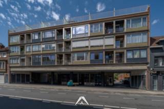 <p>In de Aalbeeksesteenweg te Kortrijk bieden wij dit instapklaar appartement met garagebox te huur aan. Rustig gelegen en met een praktische indeling, biedt dit appartement alle comfort voor hedendaags wonen op een bewoonbare oppervlakte van 87 m².</p>
<p>Bij binnenkomst leidt de inkomhal u naar een apart toilet en de lichte leefruimte, die aansluit op de keuken met rechtstreekse toegang tot het balkon. Praktisch is er ook een technische berging voorzien. Het appartement telt 2 volwaardige slaapkamers en 1 badkamer, waarbij de slaapkamer bovendien toegang biedt tot een aangenaam terras met bijhorende terrasberging. Uw wagen staat veilig en droog in de afgesloten garage achteraan het gebouw.</p>
<p><strong>Indeling en troeven:</strong><strong><br /></strong>✅ Bewoonbare oppervlakte van 87 m² (volgens EPC)<br />✅ 2 slaapkamers en 1 badkamer<br />✅ Lichte leefruimte met aansluitende keuken<br />✅ Balkon én terras met terrasberging<br />✅ Afgesloten garagebox inbegrepen<br />✅ Technische berging en apart toilet</p>
<p><strong>Huurvoorwaarden:<br /></strong><strong>✅ Huurprijs (incl. garagebox): € 850/maand<br />✅ Vaste kosten: € 50/maand<br />✅ Nutsvoorzieningen GWE: individueel af te sluiten door de huurder<br />✅ Huurwaarborg: 3 maand huur<br />✅ Beschikbaarheid: onmiddellijk<br />✅ Voorkeur voor een 3-6-9 huurovereenkomst</strong></p>
<p>Bezoekmomenten (op afspraak):<br />✅ Dinsdag 21/7 tussen 16-18u<br />✅ Donderdag 23/7 tussen 16-18u</p>
<p>Interesse? Contacteer ons gerust voor meer informatie of het inplannen van een bezoek.</p>