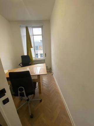 Bureaux à louer au 7e étage dans le quartier Leopold avec terrasse. Le building est situé à la station de métro Trône. Les espaces disponibles seront entièrement renovés par le proprietaire selon les souhaits du locataire.  La vue sur le parc de Bruxelles est magnifique. Près du bâtiment se trouvent nombres de services; Banques, restaurants,...