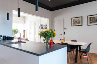 <p><span>NOEVEREN | AUTHENTIEKE WONING MET ZES SLAAPKAMERS EN TUIN MET TOEGANG NAAR DE STEENBAKKERIJ| EPC C |</span></p><p><span>Indeling als volgt : kelderverdieping : wasruimte - hobbyruimte - technische ruimte - tuin.</span></p><p><span>Gelijkvloers: Inkomhal - authentieke woonruimte met hoge plafonds - royale keuken met zicht op de steenbakkerij - bureauruimte - badkamer - terras.</span></p><p><span>Eerste verdieping : traphal - drie ruime slaapkamers (25.27m², 13.45m² en 11m²) - badkamer met douche, lavabo - apart toilet.</span></p><p><span>Tweede verdieping: traphal - drie ruime slaapkamers (17.96m², 17.43m² en 17.77m² - toegang naar de zolder.</span></p><p><span>Uniek wonen aan de Rupel in het historische Noeveren</span></p><p><span>Een karaktervolle en authentieke woning met de uitstraling van een herenhuis, gelegen op een werkelijk bijzondere locatie in Noeveren, Boom. Hier woont u letterlijk naast de historische steenbakkerijen en aan de oevers van de Rupel.</span></p><p><span>Een pand met ziel, charme en geschiedenis, waar authentieke elementen en een unieke omgeving samenkomen. Een zeldzame kans voor wie op zoek is naar een woning met karakter en een verhaal.</span></p><p><span> </span></p><p><span>Troeven: </span></p><ul><li><span>De woning is zeer goed onderhouden en instapklaar!</span></li><li><span>Poortje in de tuin naar de steenbakkerij.</span></li><li><span>Zeer rustige omgeving vlakbij de rupel.</span></li><li><span>Zes ruime slaapkamers.</span></li><li><span>Optioneel Dubbele garagebox mee aan te kopen.</span></li><li><span>Zij-ingang naar de tuin.</span></li></ul><p><span> </span></p><p><span> </span></p>