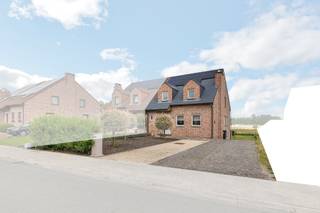 <p>In Denderhoutem bevindt zich deze<strong> verzorgde en instapklare woning</strong> op een rustige en vlot bereikbare locatie. Winkels, scholen en openbaar vervoer bevinden zich in de onmiddellijke nabijheid, terwijl de op- en afrit van de E40 op slechts enkele minuten rijden gelegen is. De woning verkeert in uitstekende staat van onderhoud en biedt een praktische indeling met tal van mogelijkheden. Op het gelijkvloers bevinden zich een inkomhal, een gezellige leefruimte met salon en eetplaats, een keuken, een gastentoilet en een berg-/wasplaats. Het verdiep omvat een nachthal, <strong>drie volwaardige slaapkamers</strong> en een badkamer. Via een uitvaltrap bereikt men de deels afgewerkte zolder, waar eenvoudig een extra slaapkamer, bureau of hobbyruimte kan worden ingericht. Een bijkomende troef is de <strong>volledige onderkeldering </strong>van de woning. Hier bevinden zich<strong> een ruime garage</strong> en extra bergruimte. Buiten geniet men van een voortuin, <strong>een ruime oprit </strong>die doorloopt naar de achterzijde van het perceel en toegang biedt tot de achterliggende garage. <strong>Het gezellige terras en de aangename tuin bieden een prachtig en rustgevend uitzicht op de omliggende weidelanden en het groene landschap</strong>. Cv op stookolie - PVC in dubbel glas -<strong> EPC C </strong>- <strong>elektriciteit conform</strong>. Maatregelenregister in aanvraag.</p>