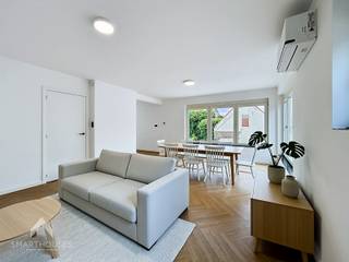 Energiezuinige woning op een centrale locatie bestaande uit een inkomhal en garage met sectionale poort +was/bergplaats. Op het eerste verdiep bevindt zich een hal met afzonderlijk toilet, lichtrijke leefruimte met eet-en zithoek, volledige ingerichte keuken en een trap naar de 2de verdieping die uitgerust is met 3 slaapkamers, prachtige badkamer (inloopdouche, toilet en lavabomeubel) en een trapluik naar de bergzolder.<br /><br />Extra troeven:<br />
<ul>
<li>Energiezuinig</li>
<li>Conforme keuring elektriciteit</li>
<li>Voorzien van warmtepompboiler en airco’s</li>
<li>In de nabijheid van scholen, winkels en openbaar vervoer</li>
<li>Kwalitatief gerenoveerd en instapklaar</li>
</ul>
<br />Deze woning is te koop ZONDER makelaar via het concept van Smart Houses! Wenst u verdere inlichtingen of bezoek? Contacteer rechtstreeks de eigenaar via 0475/84.30.28