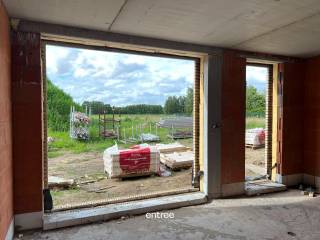 De werken zijn aangevat van deze volumineuze woningen met vergezichten.<br /><br />6% BTW is mogelijk!<br /><br />Alle hedendaags comfort is voorzien, zoals: warmtepomp, vloerverwarming, zonnepanelen,....<br />Door al deze ingrepen, heeft u hier een BEN-woning (Bijna Energie Neutraal).<br />BEN-woning = fiscaal voordeel EN energie zuinig!!<br /><br />Een ongelofelijke troef: De zolderverdieping is te bereiken via een vaste trap. Werkt men deze ruimte af, dan heeft men een super grote polyvalente ruimte ofte bijkomende slaapkamer/dressing.<br /><br />Door de goede inplanting tov. het perceel en de hieraan gekoppelde tijdloze stijl van woning, beschikt men over een mooie voor- en achtertuin (met de middag- en ondergaande zon), maw. je woont rustig en hedendaags, in een groene omgeving.<br /><br />Wat je dagelijks nodig hebt, vind je in je buurt.<br /><br />De vlotte bereikbaarheid tov. de E17 (slechts 3 minuten naar de oprit in De Nazerth/Deinze) en het treinstation van Eke-Nazareth (3,5 km) zijn een ongelofelijke troef voor pendelaars!<br />Op 20 minuten sta je in centrum Gent.<br /><br />Deze woning is in opbouw, doch heeft u nog de keuze om uw eigen stempel te drukken op de afwerking.<br /><br />Bij interesse, bel of mail Pieterjan op 0472 80 20 65 of pw@entree.be<br />