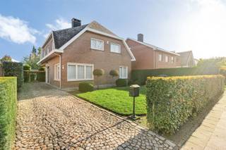 <p>Gelegen op een centrale en rustige locatie tussen de Hoge en Lage Kaart, op wandelafstand van Kattekesberg en Brusselse Bossen.</p><p>Indeling:<br />inkomhal, ruime leefkamer vooraan op parketvloer met sierhaard, keuken met toegangsdeur naar terras, inpandige garage met gastentoilet.<br />V1: 3 ruime slaapkamers op parketvloer (elk ca. 20m2), badkamer met ligbad, dubbele lavabo en extra toilet, bergkamer/naaikamer.<br />Vierde kamer (ca. 20m2) op tapijt toegankelijk via vlizotrap in garage. Vanuit deze kamer is er tevens toegang tot de zolderverdieping.<br />Zeer verzorgde tuin met twee tuinhuizen, terrassen en zonnetent.</p><p>Extra's:<br />- EPC 607 kWh/m2 - label F (renovatieplicht)<br />- niet asbestveilig<br />- CV-ketel op stookolie<br />- (elektrische) rolluiken<br />- alarmsysteem<br />- grotendeels onderkelderd (kelder/kruipruimte)</p><p>Info/bezoek: 03/283 83 00 - noord@sinjoor.be</p>